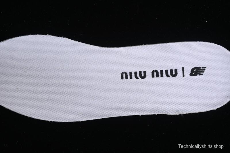 Miu Miu x New Balance 530 Low-Top Retro Running Sneakers with Dual Lace Design - G.D4