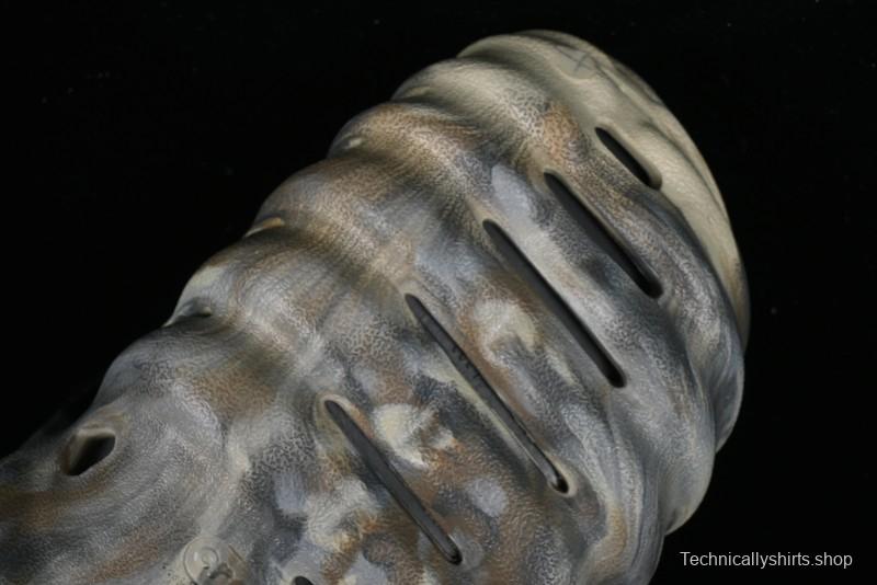 Crocs Classic Clog Slip-On Beach Sandals with Ventilation Holes - B.D4