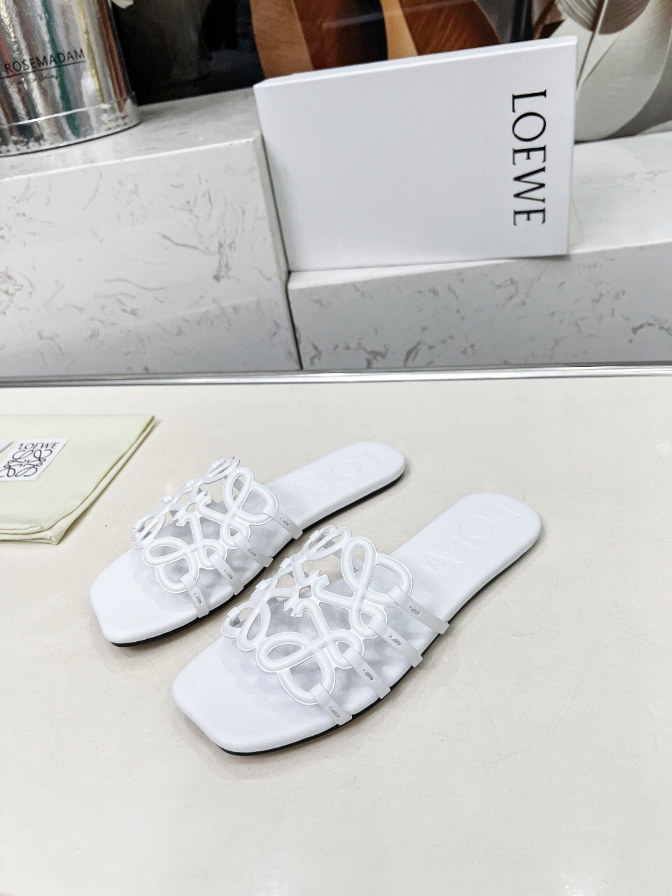 2025 Slippers Loewe White Leather Limited Edition LY00190