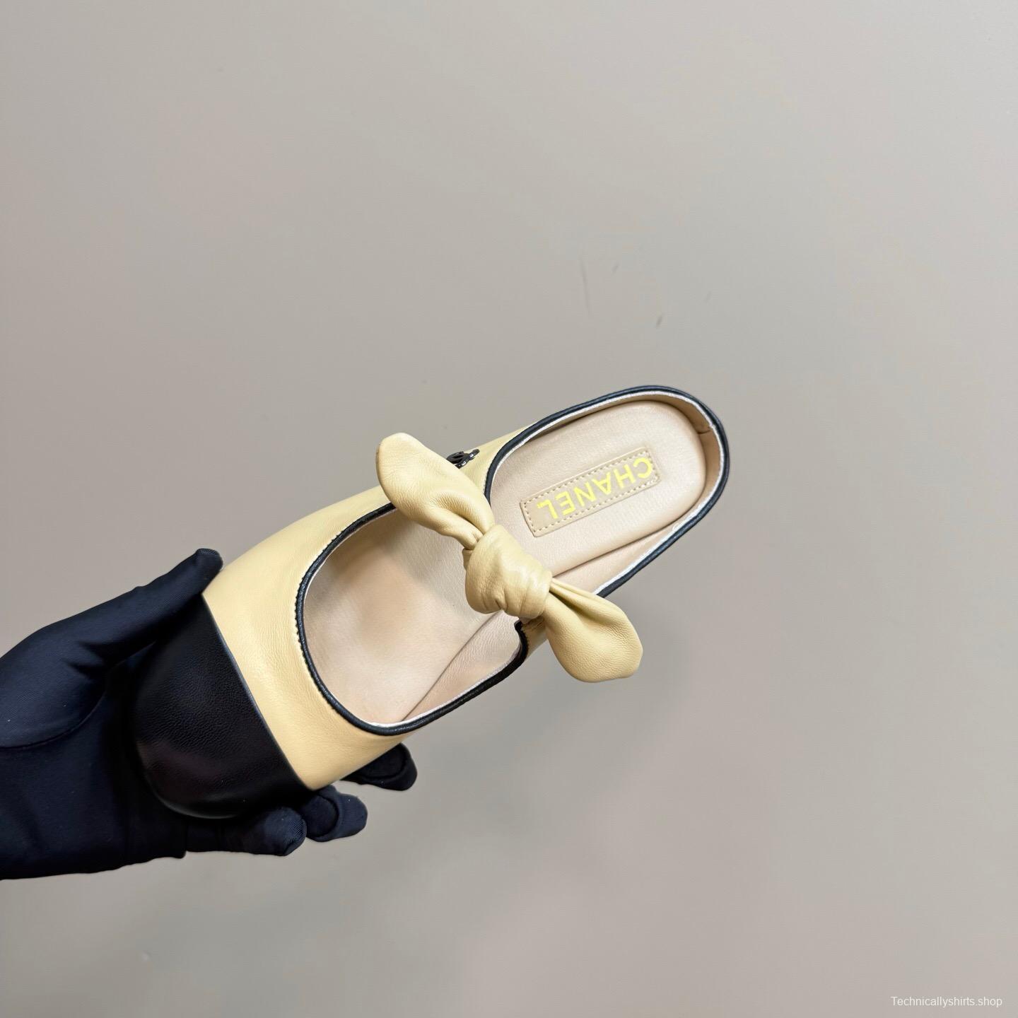 2025 Women Chanel Beige Black Leather Slippers KFY00270