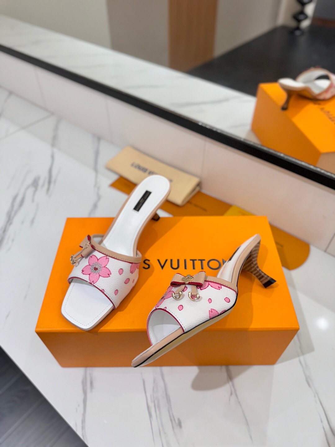 2025 Women LV White Pink Leather Floral Sandals