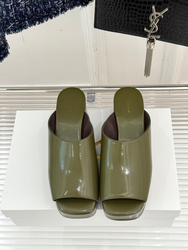 The Row Fall/Winter 2025 Platform Slides - KFY00280