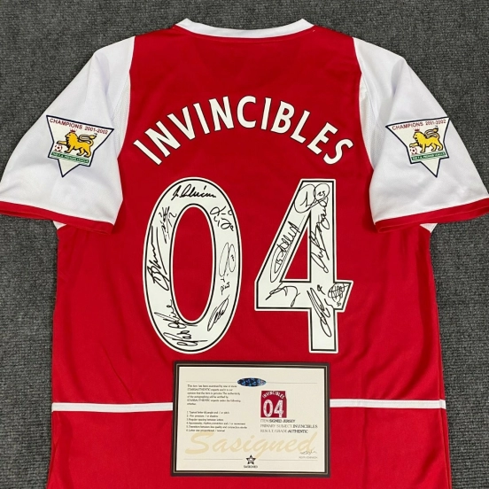 ARSENAL INVINCIBLES TEAM 03/04 SIGNED